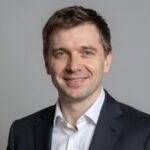 Портрет уверенного российского бизнесмена на нейтральном фоне для бренда веганских витаминов Аманогава Витаминс